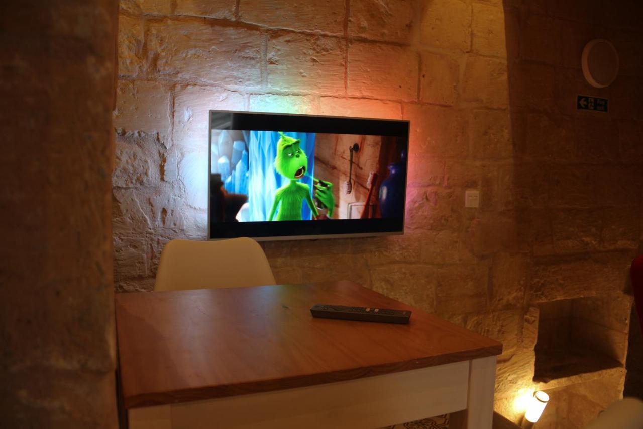 Malta'S Naughtiest Cabaret Apartment Il-Furjana Ngoại thất bức ảnh