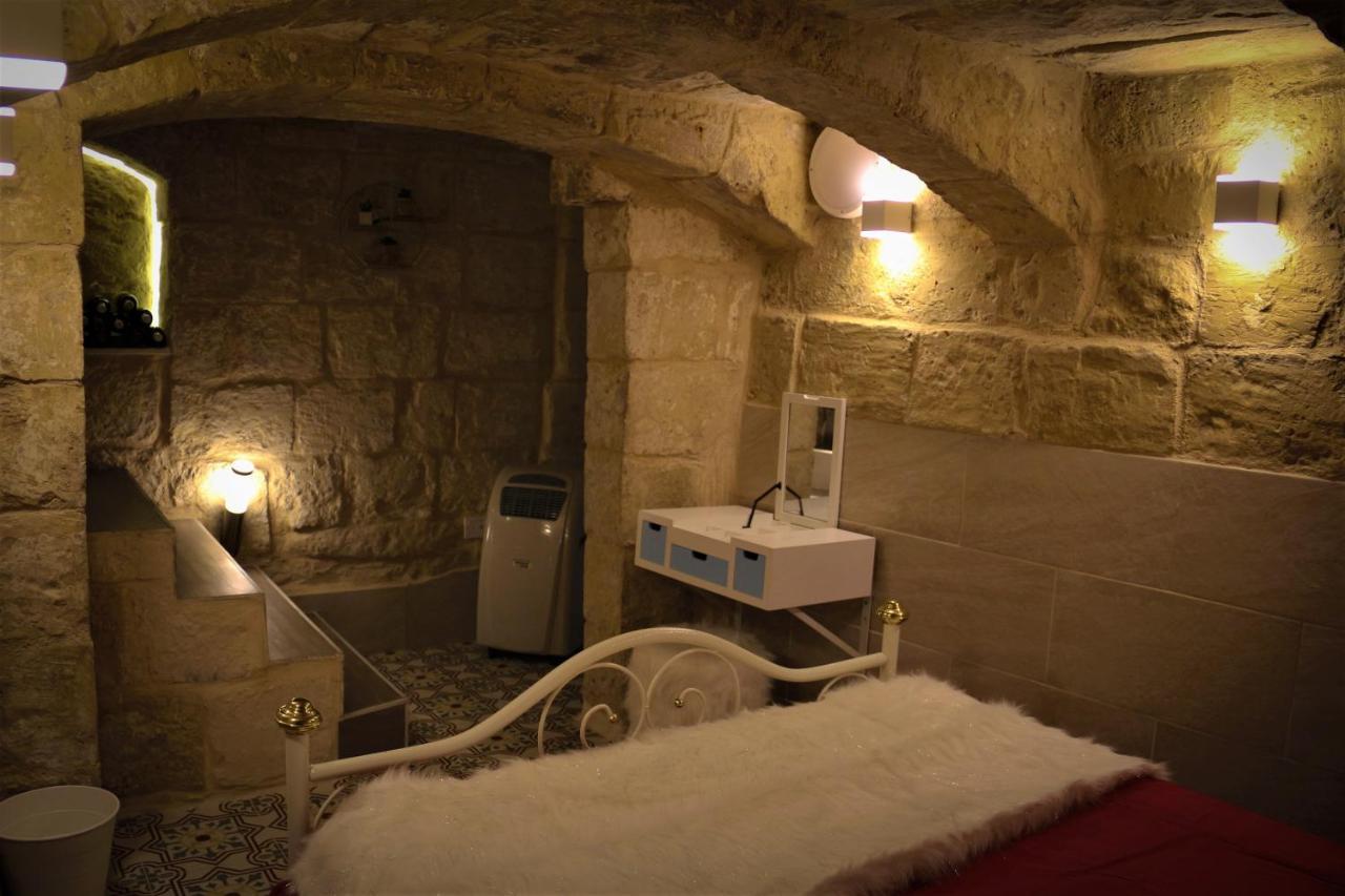 Malta'S Naughtiest Cabaret Apartment Il-Furjana Ngoại thất bức ảnh