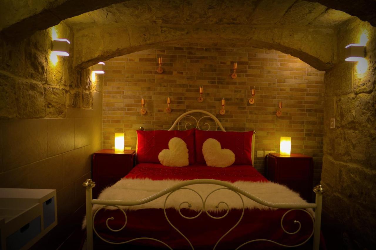 Malta'S Naughtiest Cabaret Apartment Il-Furjana Ngoại thất bức ảnh