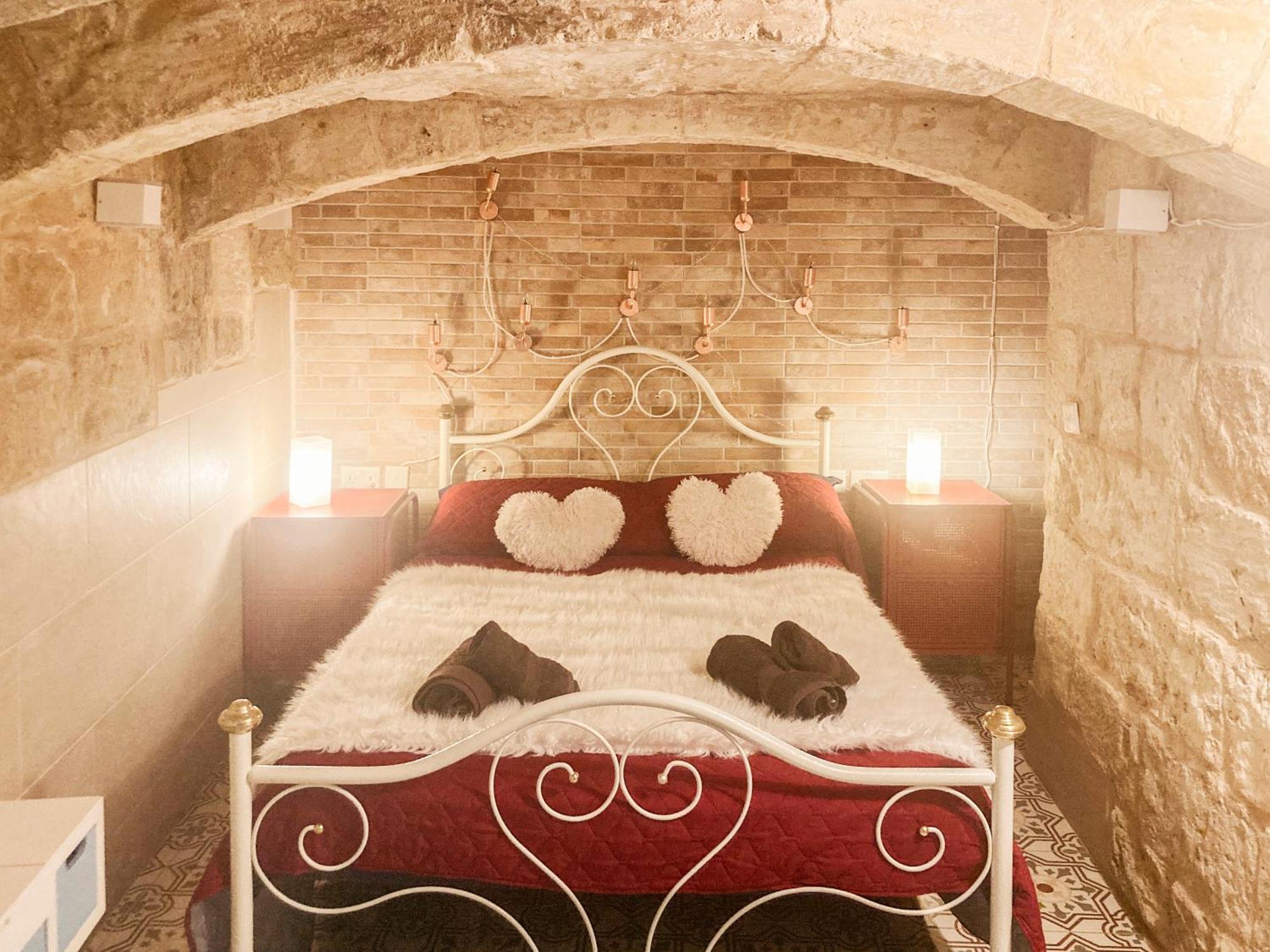 Malta'S Naughtiest Cabaret Apartment Il-Furjana Ngoại thất bức ảnh