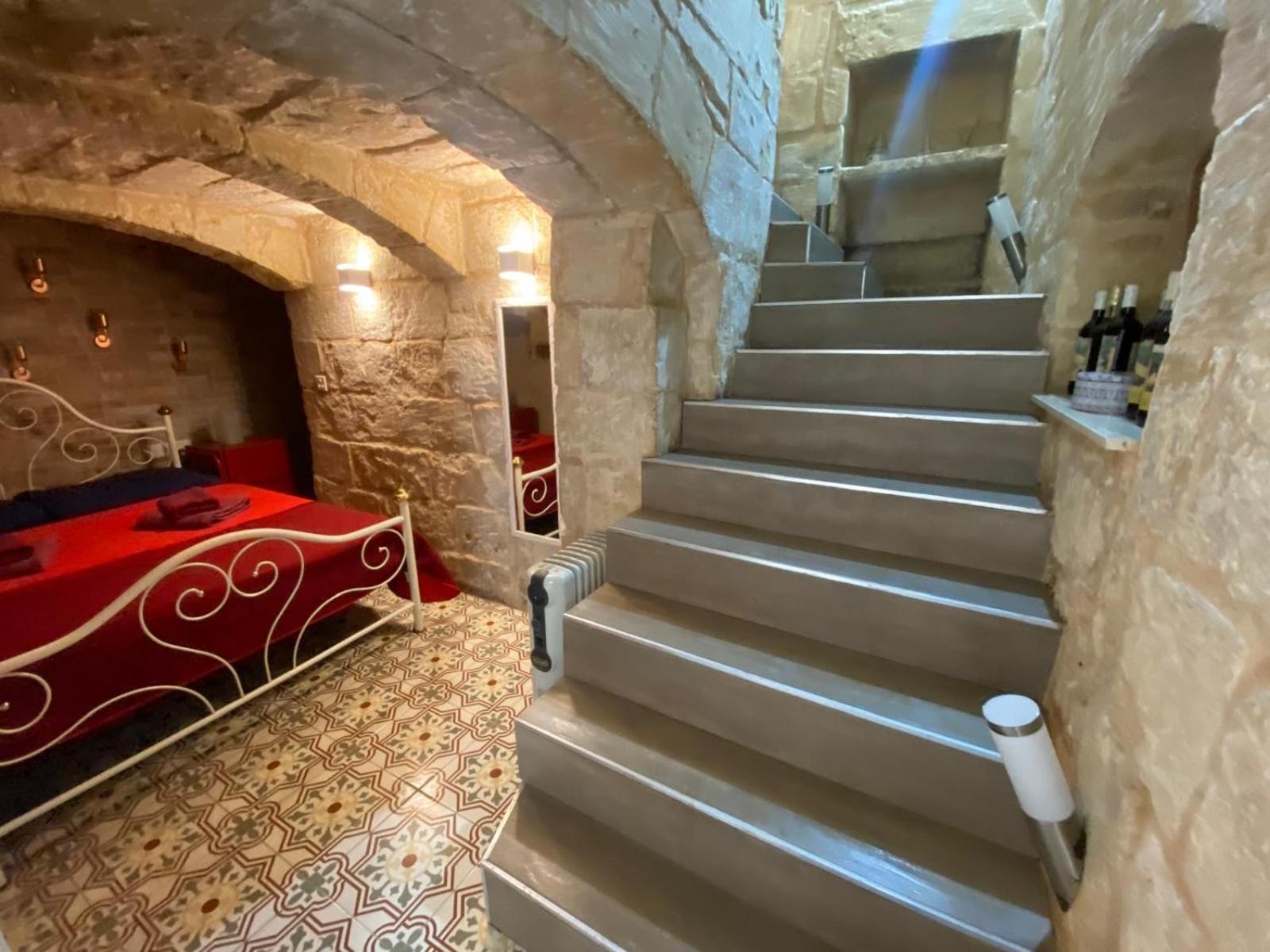 Malta'S Naughtiest Cabaret Apartment Il-Furjana Ngoại thất bức ảnh