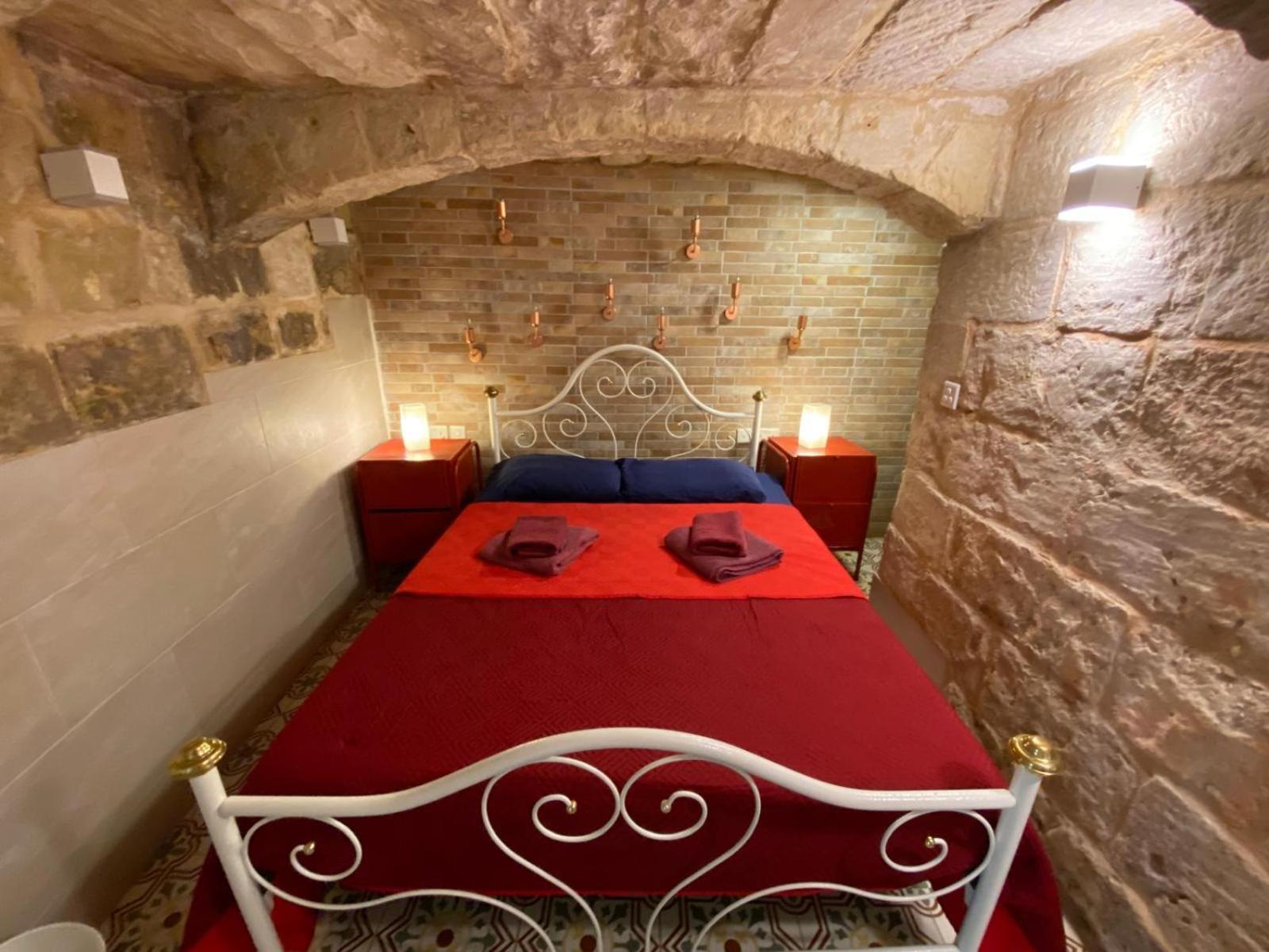 Malta'S Naughtiest Cabaret Apartment Il-Furjana Ngoại thất bức ảnh