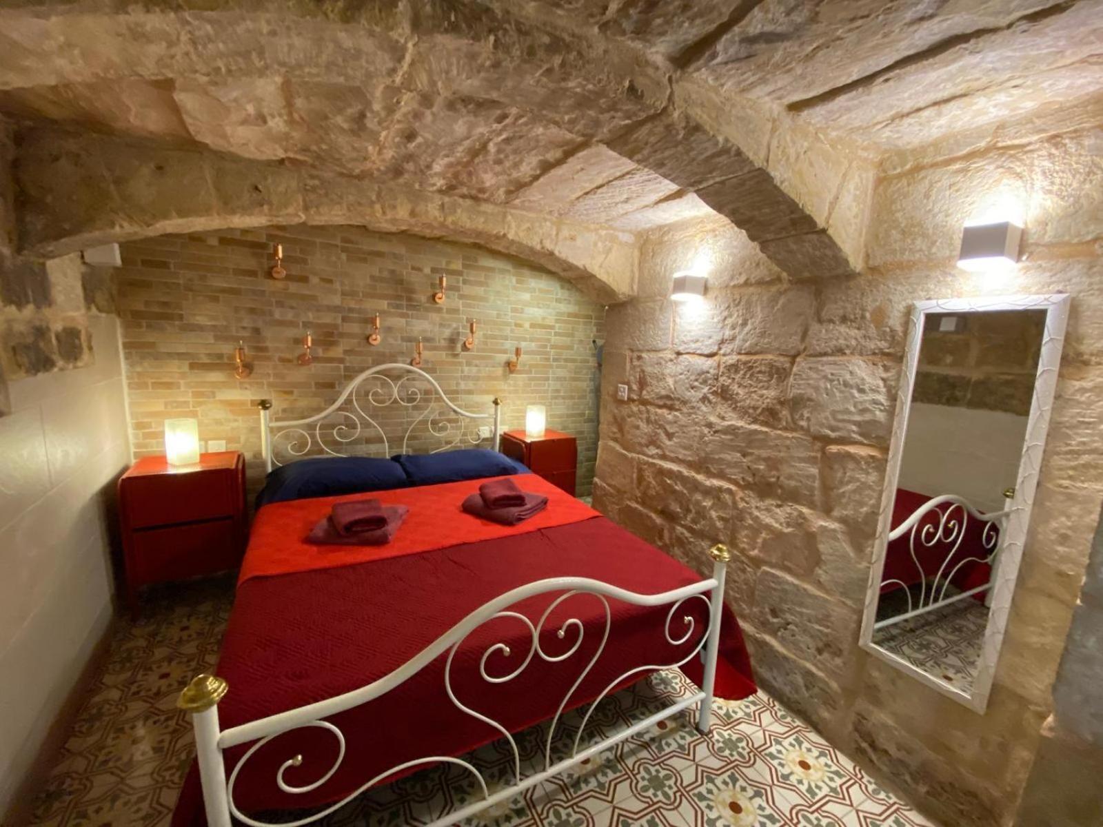Malta'S Naughtiest Cabaret Apartment Il-Furjana Ngoại thất bức ảnh