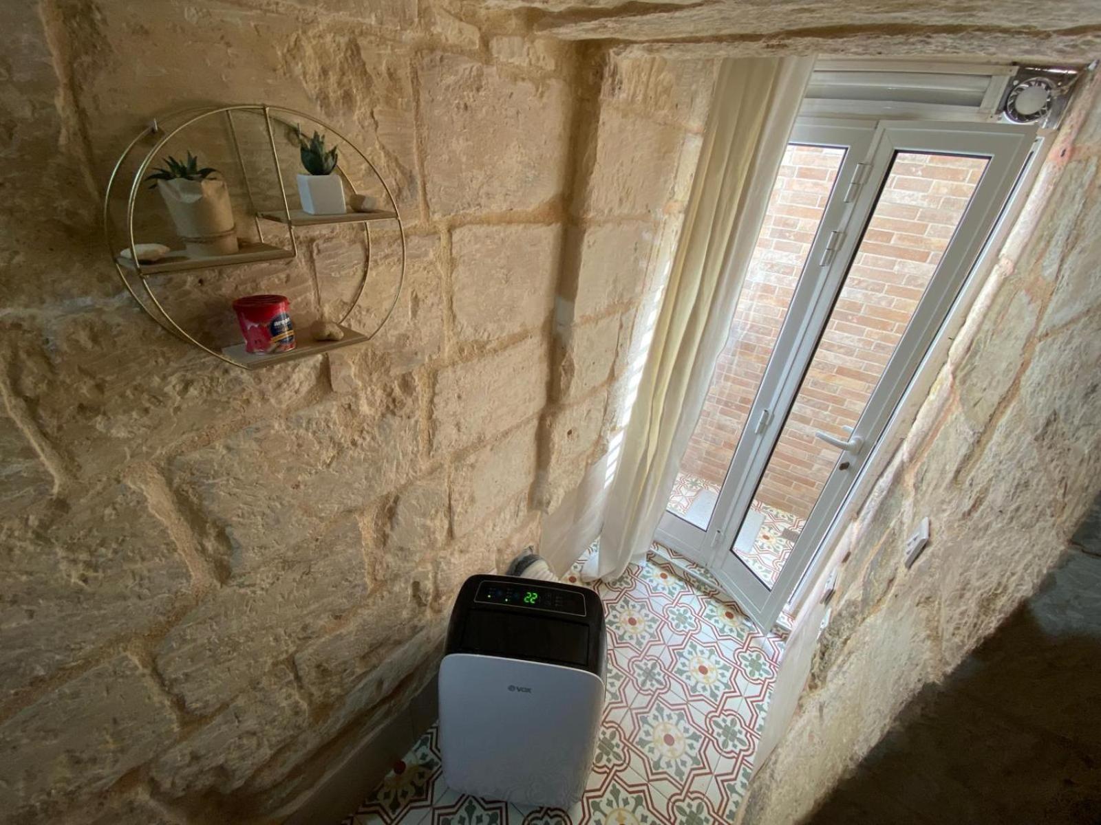 Malta'S Naughtiest Cabaret Apartment Il-Furjana Ngoại thất bức ảnh